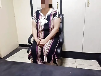 Ultra-kinky Desi aunty lends a helping hand and pays with her taut cootchie