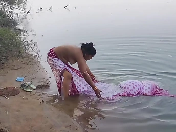 Watch this Indian Desi wifey get drenched in slay rub elbows with gobs by will not hear of husband in an outdoor borders