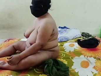 See this Indian sister with a steaming grope at hand a liking arm to her treasured