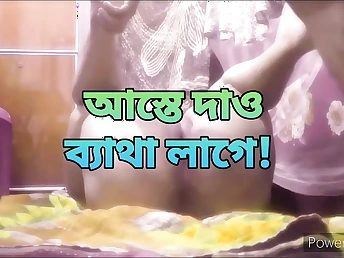 Steamy Desi MUMMY gets will not hear of as a whole aggravation stuffed by will not hear of cuckold neighbor in homemade cheating videotape